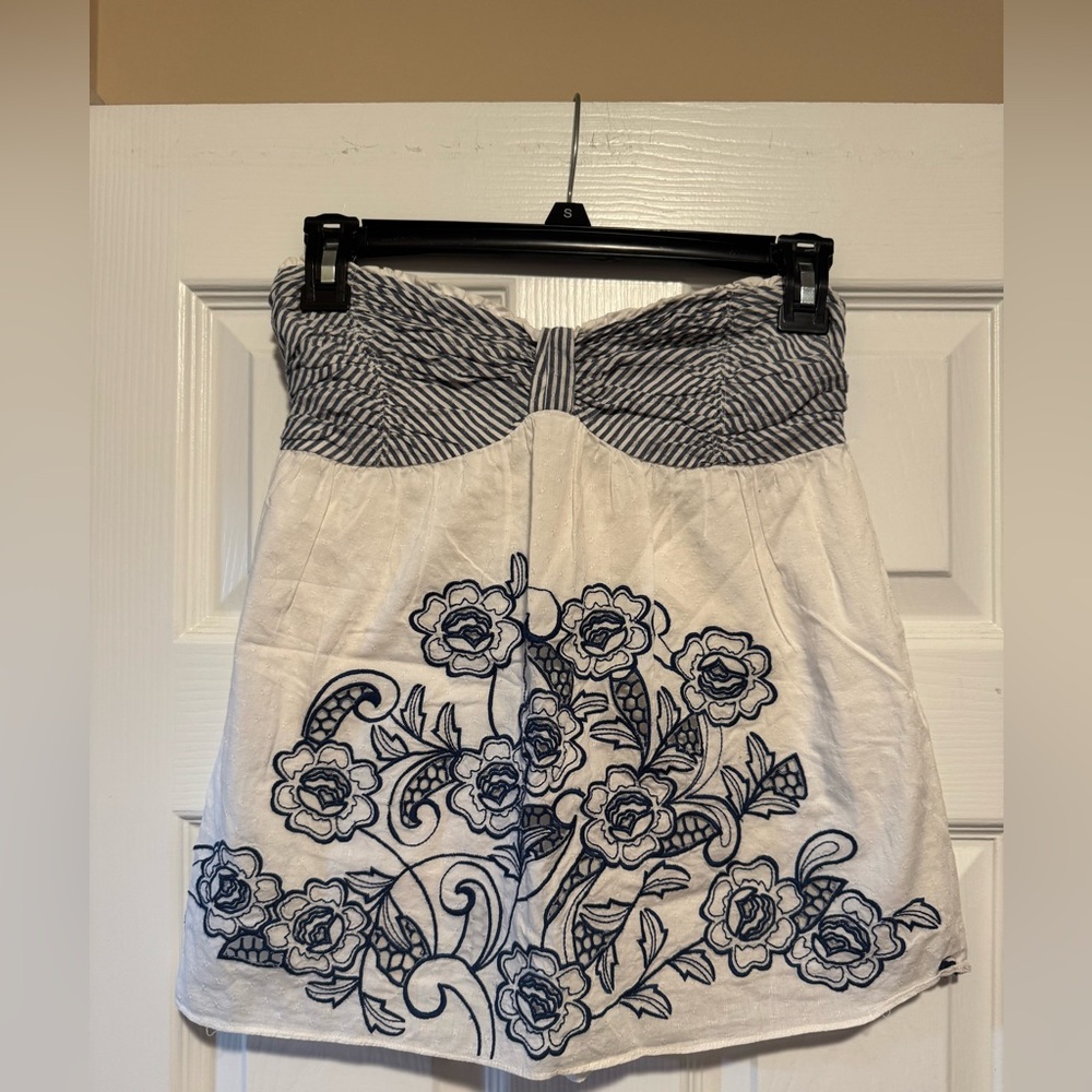 A&F Floral Embroidered Strapless Top S
